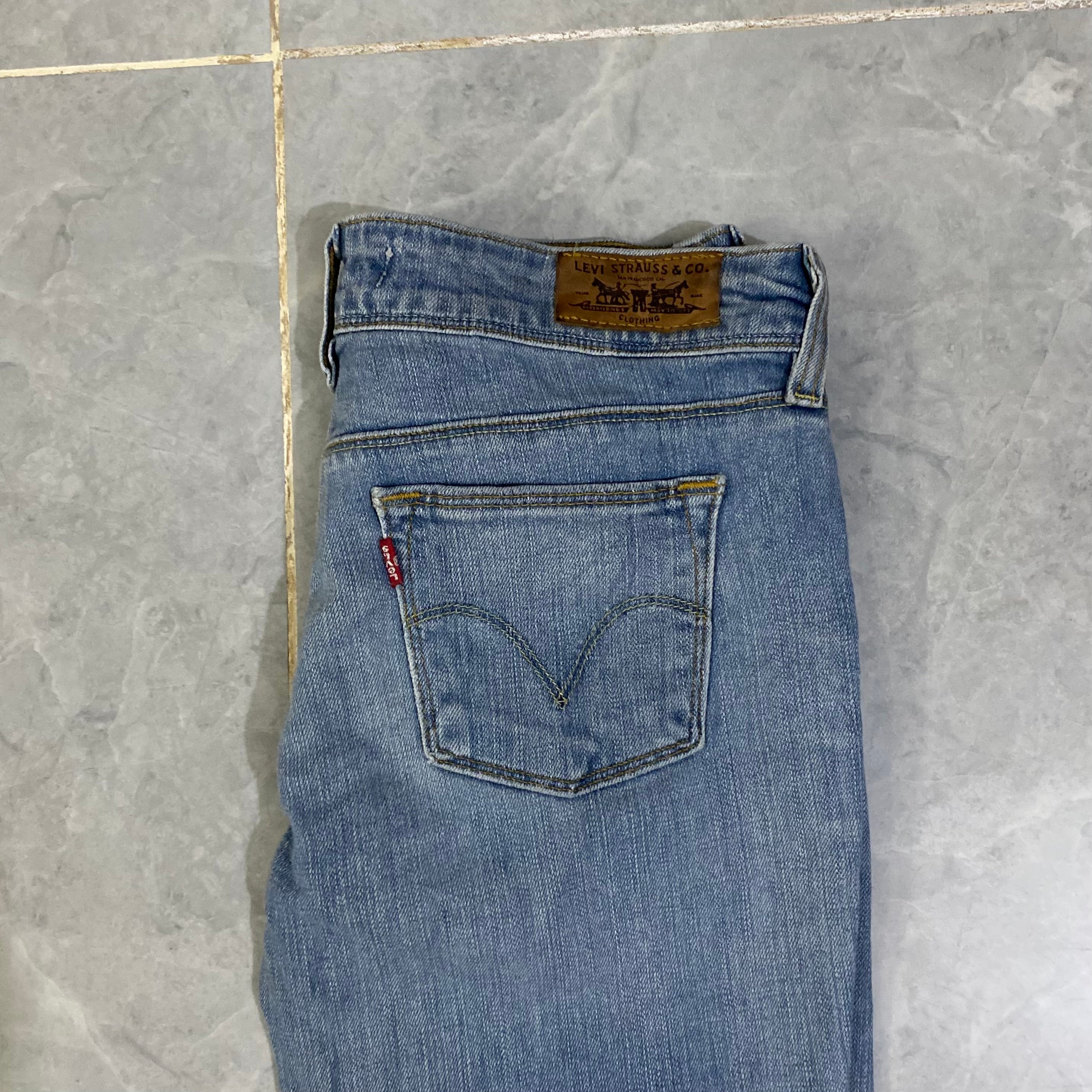 Levis Bottom Baggy Pant. Ladies (Waist: 32-33” - Length: 42-43”)