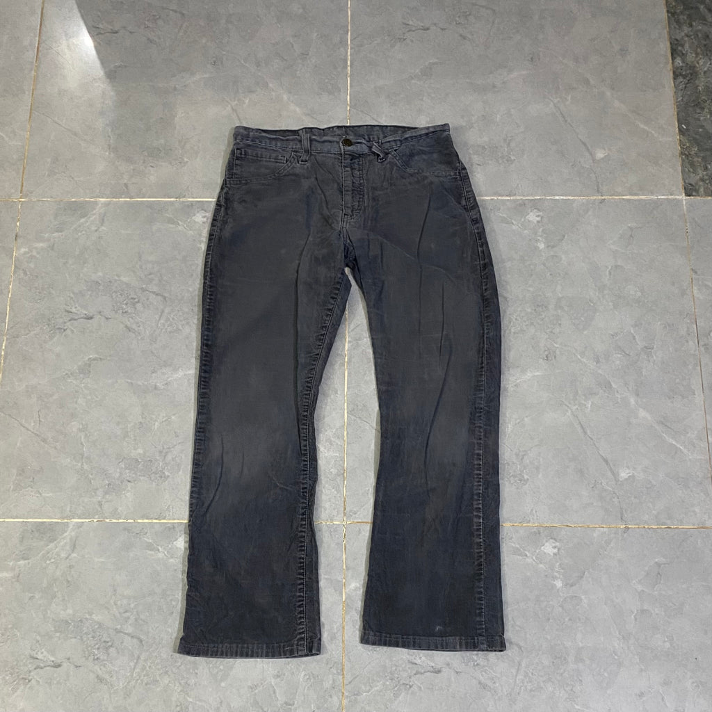Levis straight Baggy Pant. (Waist: 31-32” - Length: 41-42”)
