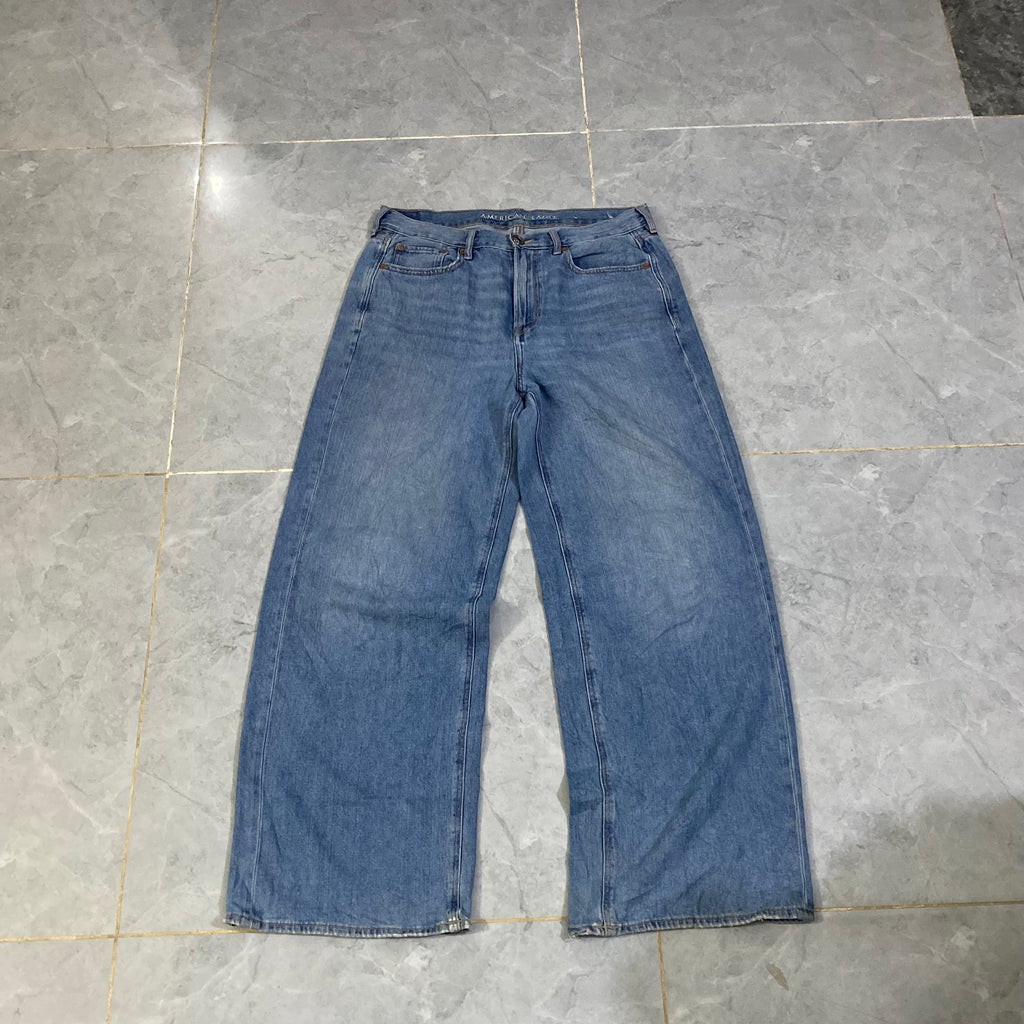 American Eagle Round Baggy Pant. (Waist: 32-33” - Length: 42-44”)