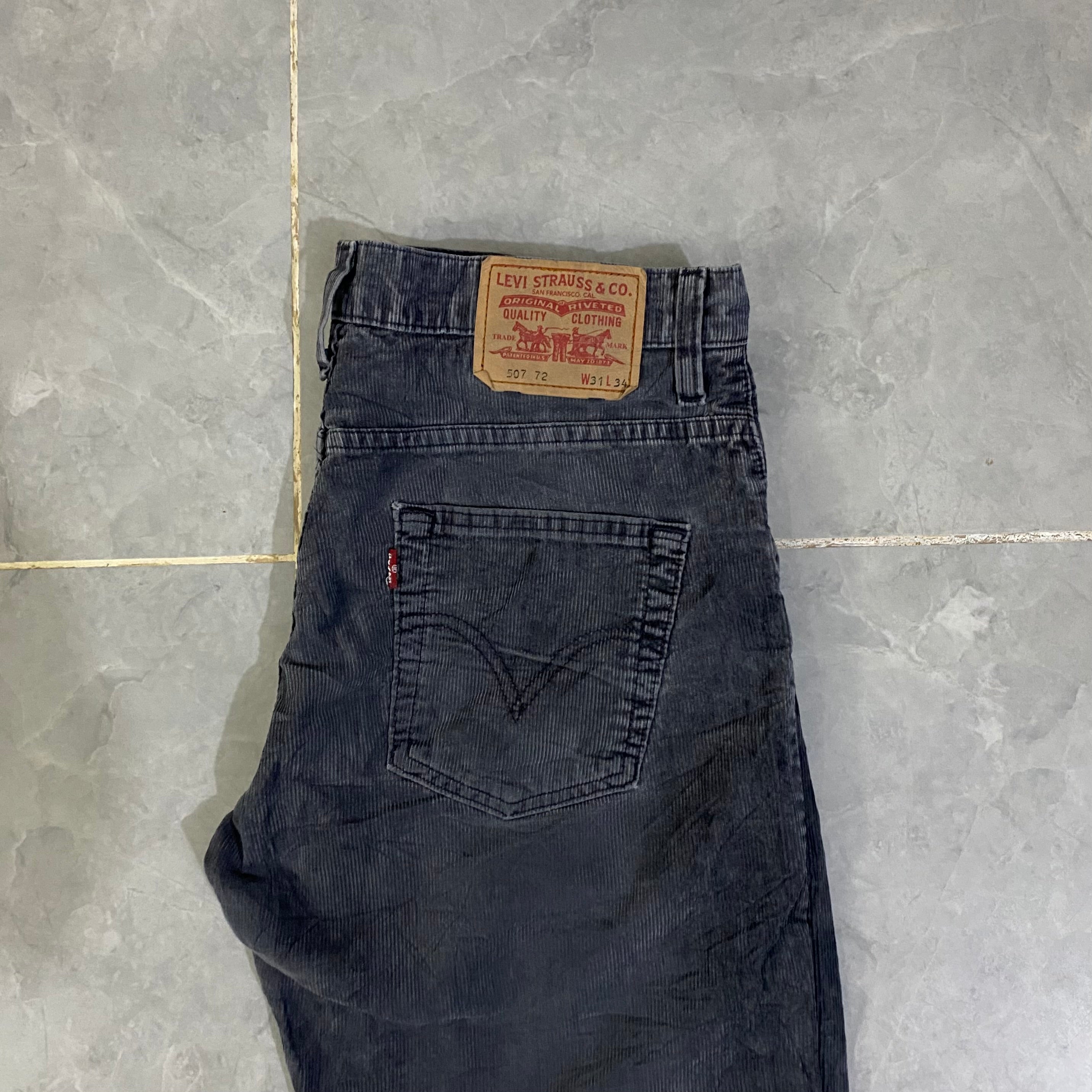 Levis straight Baggy Pant. (Waist: 31-32” - Length: 41-42”)